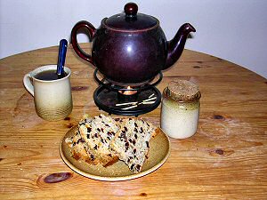 Picture of Bremer Klaben, a teapot and a mug of tea