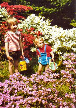 Picture of two children in the Rhododendronpark in Bremen