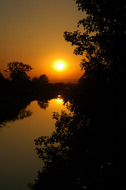 Picture of the sunset over the Kennet and Avon Canal