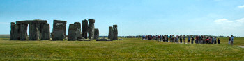 Picture of a large number of visitors at Stonehenge